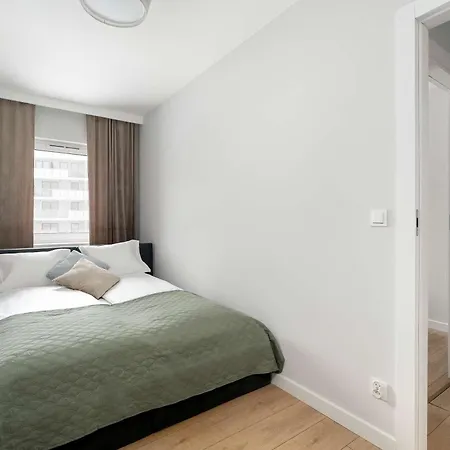 Beige And Two Bedroom In With Parking And Bathtub By Renters * Poznań