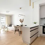 شقة Beige And Two Bedroom In With Parking And Bathtub By Renters بوزنان