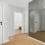 Beige And Two Bedroom In With Parking And Bathtub By Renters شقة