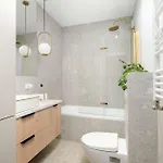 Beige And Two Bedroom In With Parking And Bathtub By Renters * بوزنان