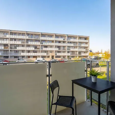 Beige And Two Bedroom In With Parking And Bathtub By Renters *