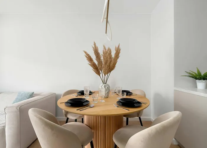 Beige And Two Bedroom In With Parking And Bathtub By Renters *