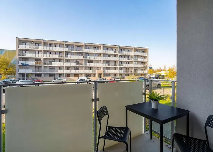 Beige And Two Bedroom In With Parking And Bathtub By Renters *